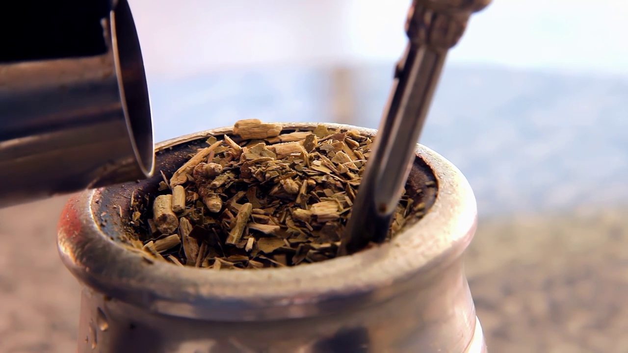 在阿根廷制备传统的巴拉圭茶。特写镜头,4 k的决议。视频下载