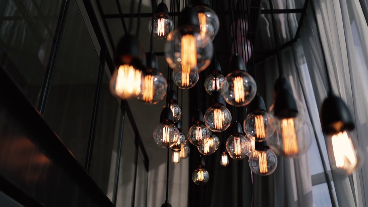 照明在室内建筑设计中的运用，现代电灯泡，设计灯泡，低角度拍摄视频下载