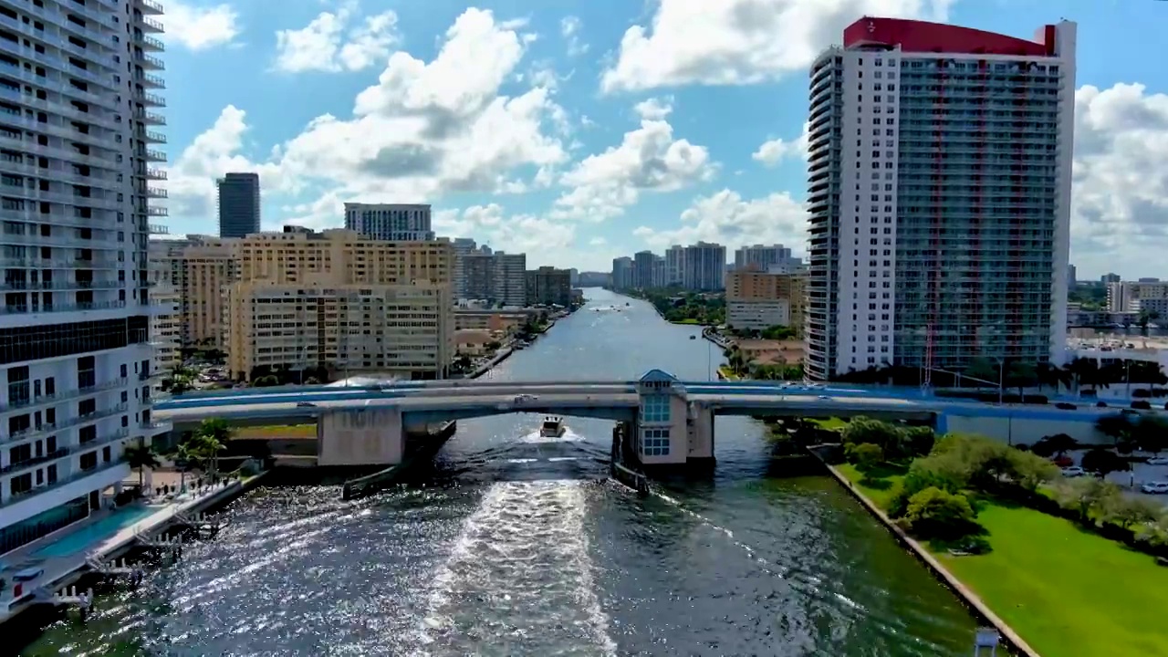 哈兰代尔海滩大桥低空飞起视频素材