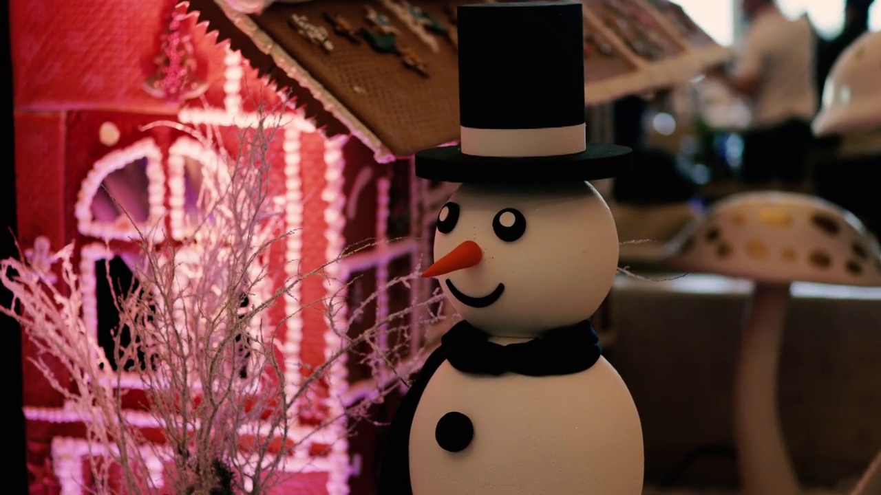 神圣的圣诞新年庆祝装饰，房子装饰主题雪人，鹿，圣诞装饰视频素材