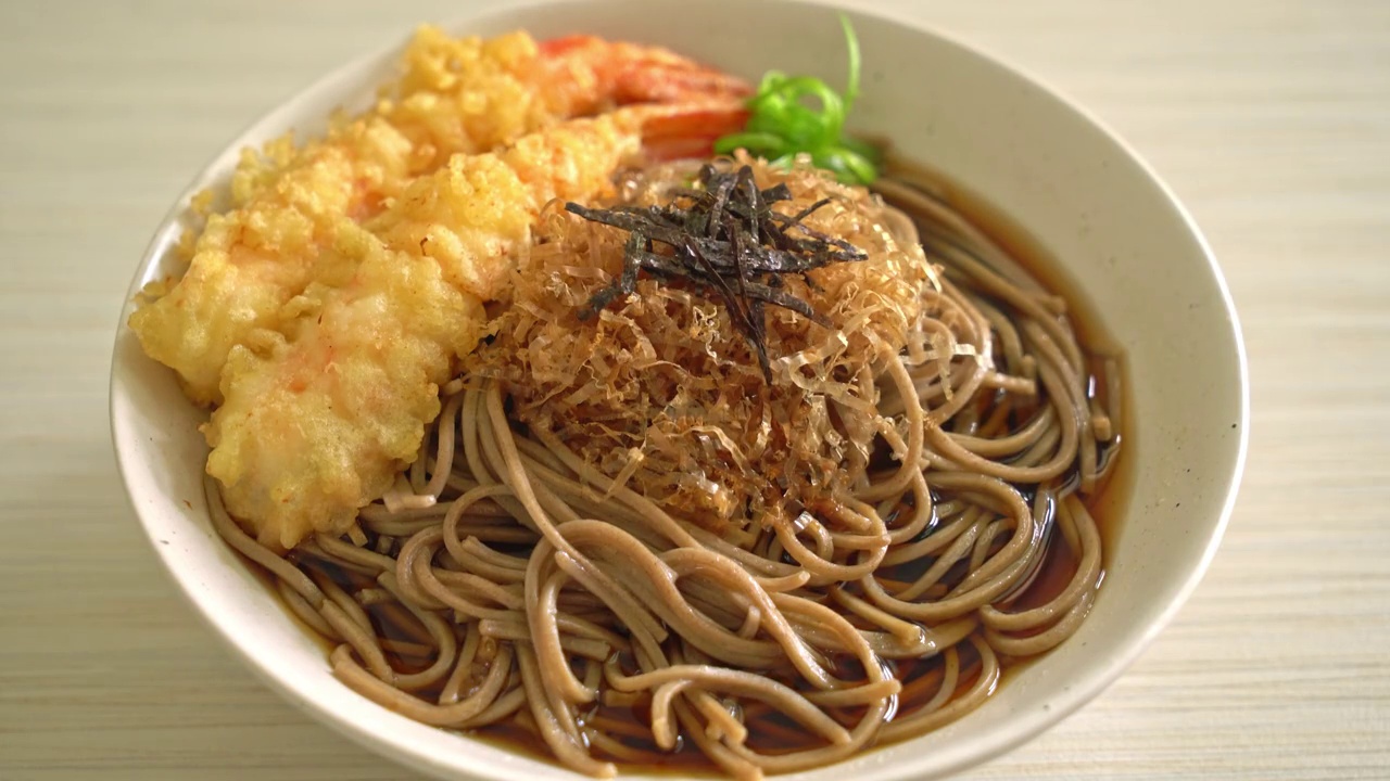 日式虾天妇罗拉面——亚洲风味视频素材