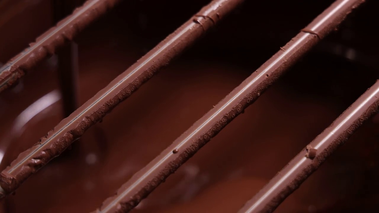 液体巧克力在机器中搅拌视频下载