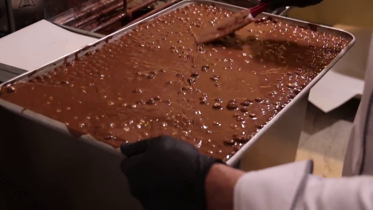 一位厨师正在往模子里倒巧克力。视频下载