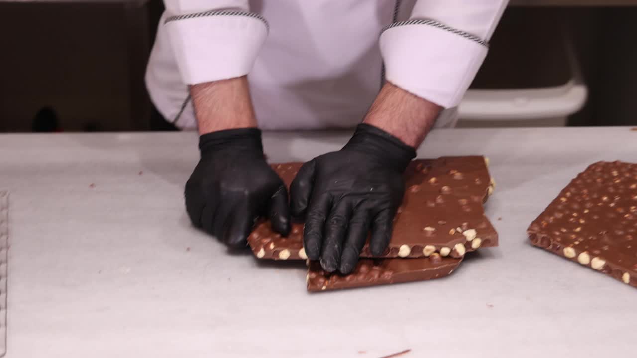 一个厨师正在做巧克力视频下载