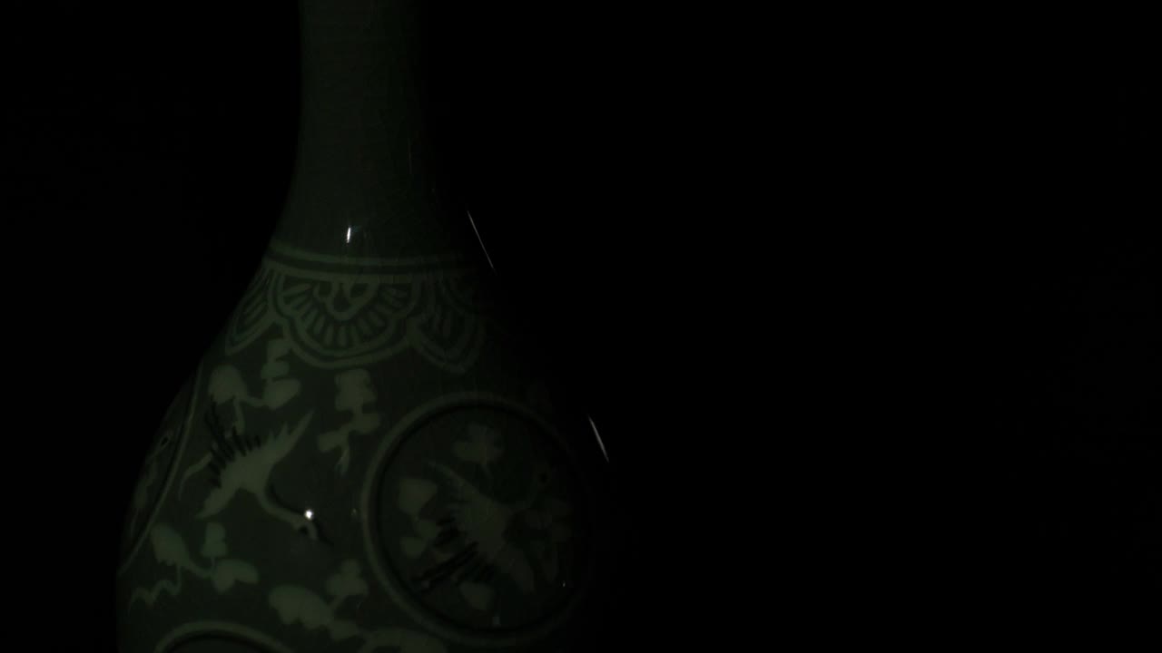 云鹤纹青瓷梅花瓶上光影移动视频素材