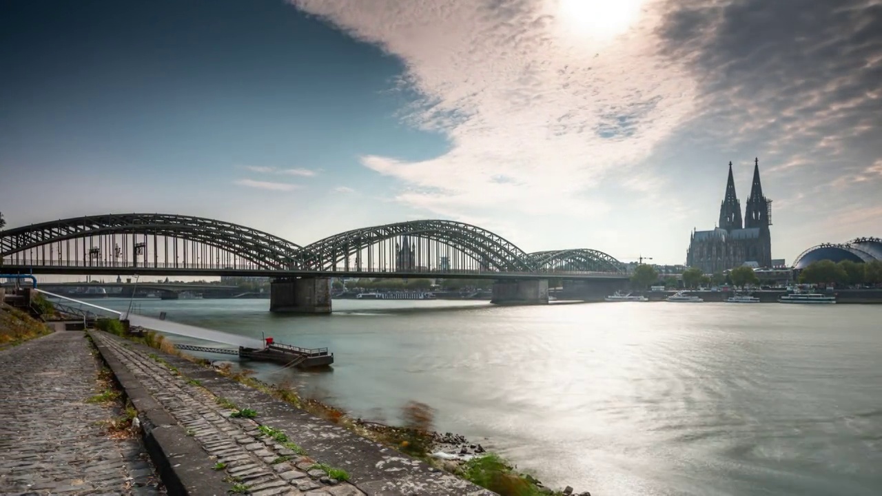 科隆和莱茵河的天际线-时间推移跟踪镜头视频下载