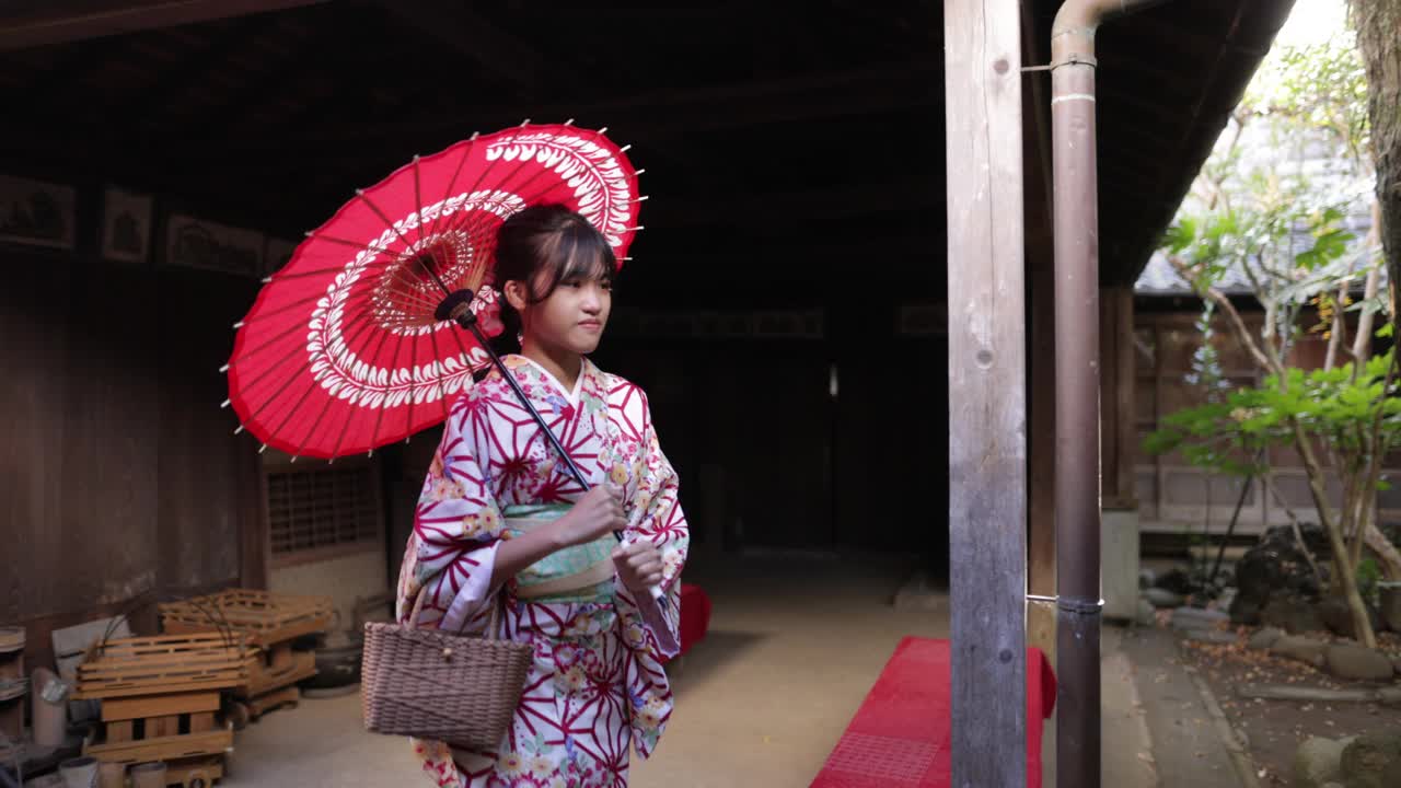 十几岁的女孩在和服散步在小日本花园视频下载