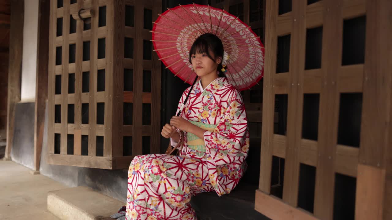 十几岁的女孩在和服坐在和散步在小日本花园视频下载