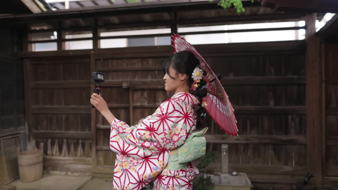 十几岁的女孩穿着和服在日本的小花园视频视频下载