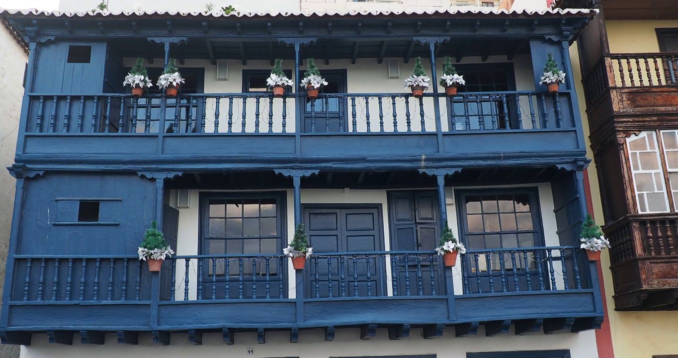 旧的木制阳台上装饰着植物、鲜花和圣诞灯视频下载