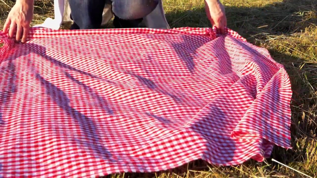 准备用红色格子布做的野餐视频下载