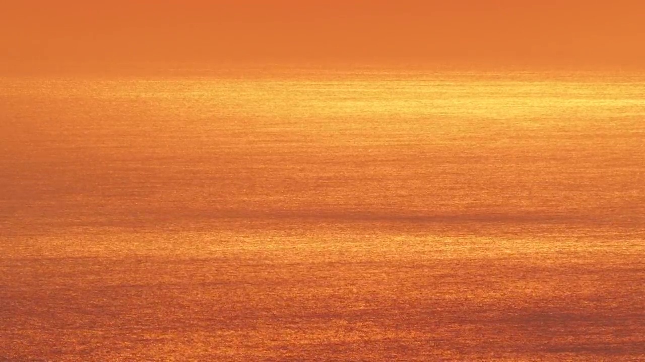 从拉帕尔马岛看到的大西洋海面上日落时的海岸线景观。视频下载