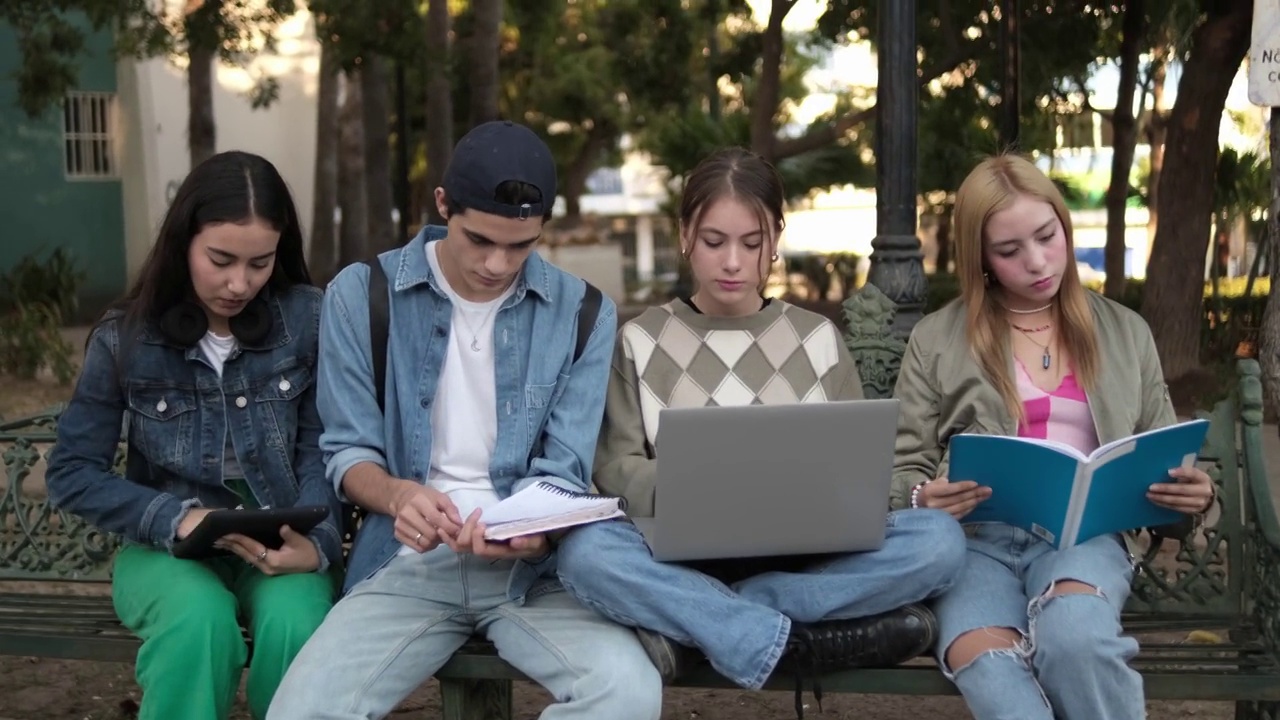 青少年朋友一起在户外学习视频下载