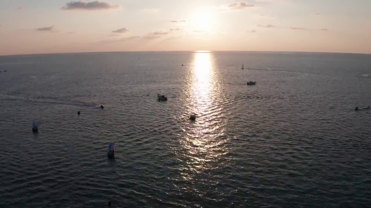 海上的空中日落和几艘帆船视频下载