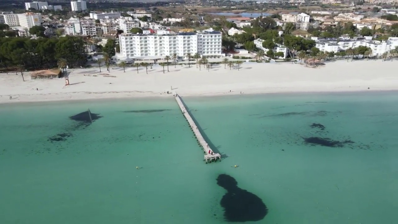 西班牙巴利阿里群岛马略卡岛的阿尔库迪亚港海滩视频下载