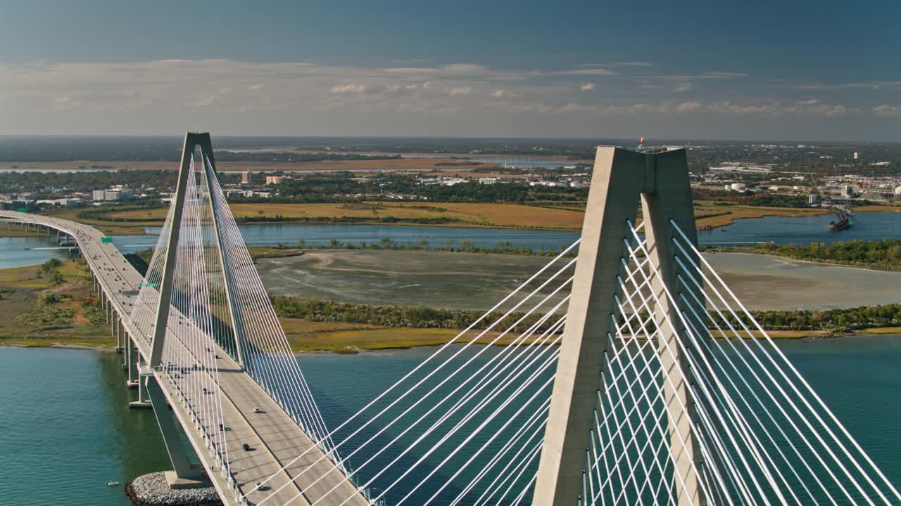 空中拍摄在南卡罗来纳州查尔斯顿的库珀河大桥上向后飞行和下降视频下载