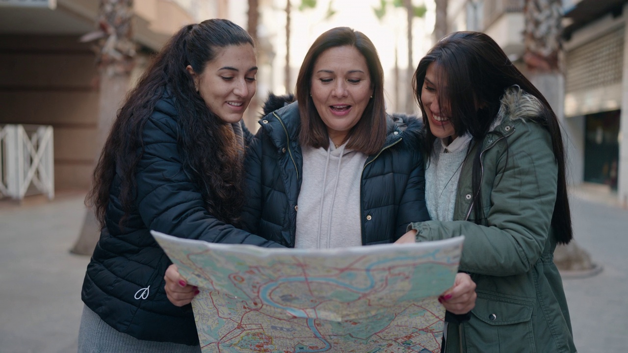 母女俩在街上用城市地图自信地微笑着视频下载