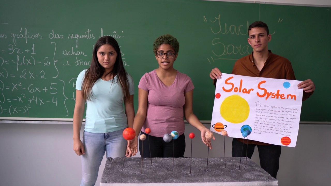 学生在课堂上做一个关于太阳系的在线演示-观点视频素材