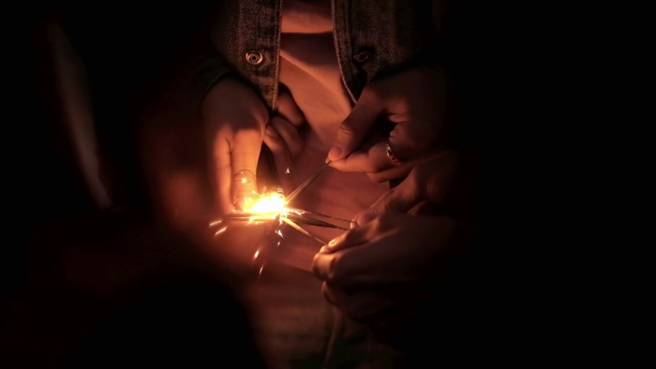 少年的手在户外点燃火花的特写镜头视频下载