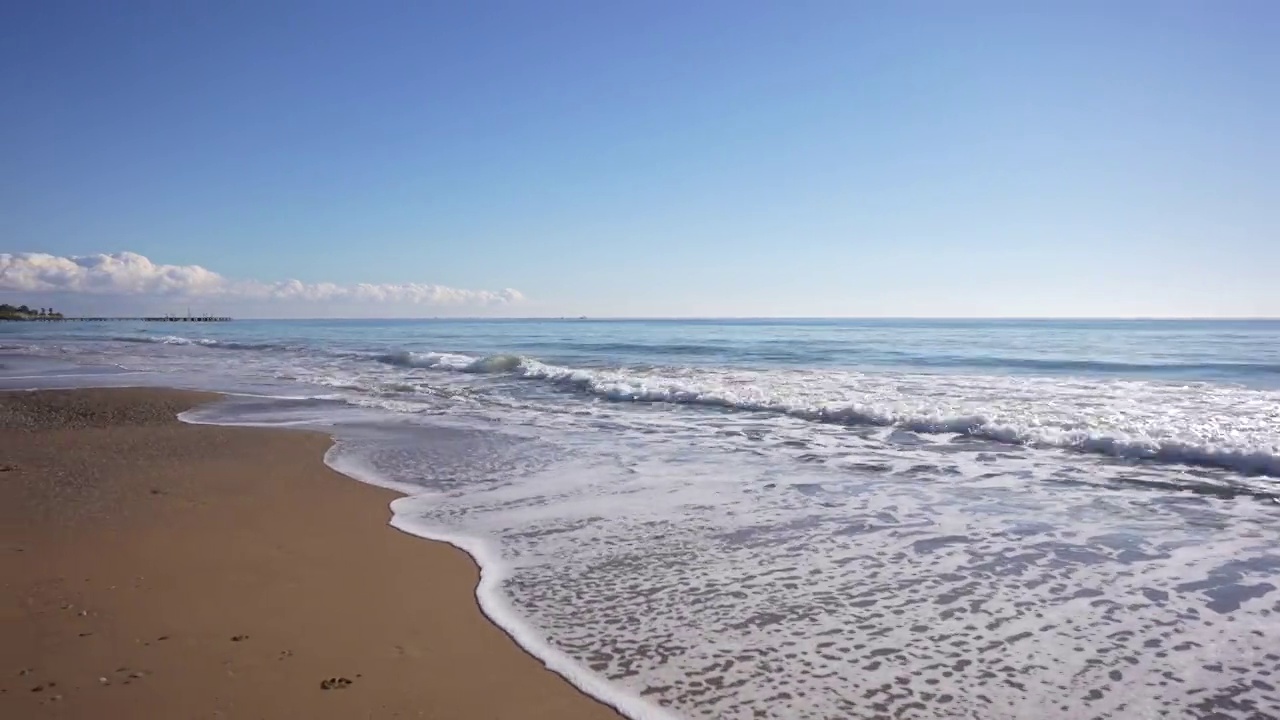 沙滩和晴朗的天空背景视频素材