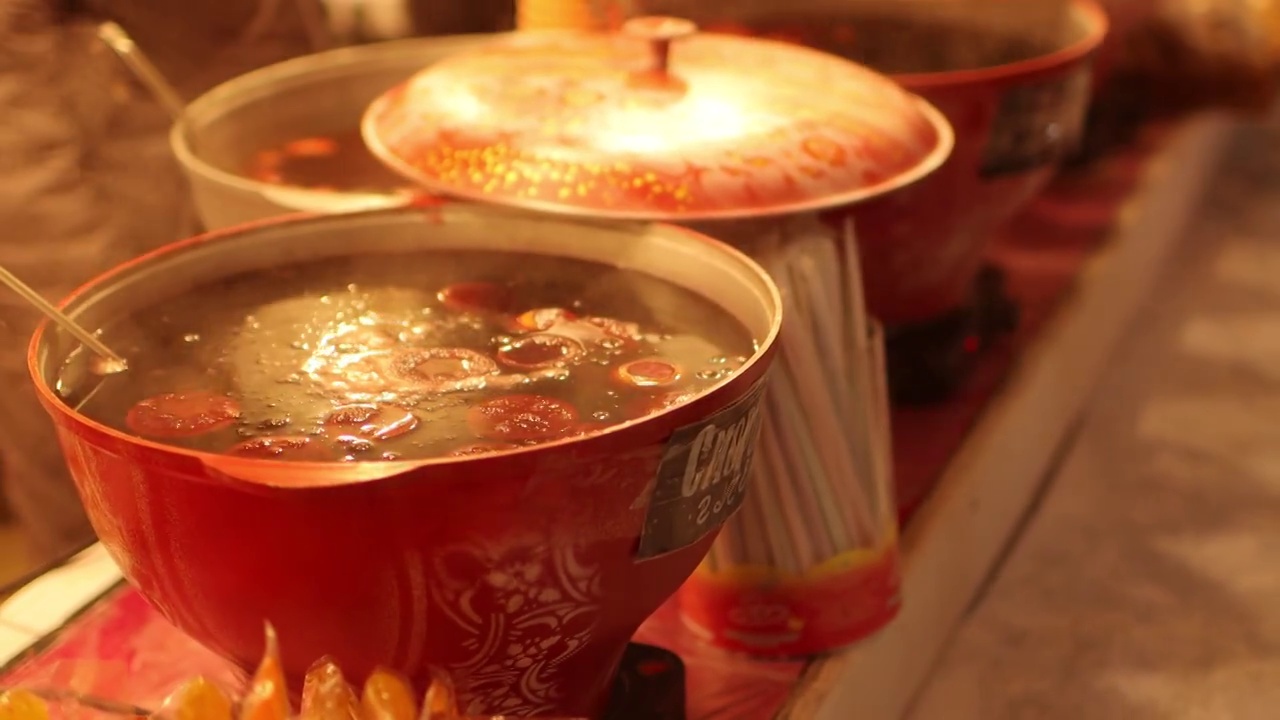 12、新春佳节的热酒在城里大街上大减价视频素材