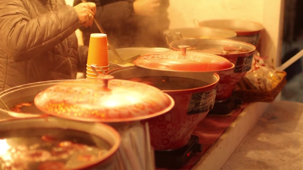 12、新春佳节的热酒在城里大街上大减价视频素材