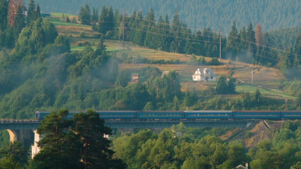 火车驶过高原上的桥梁视频下载