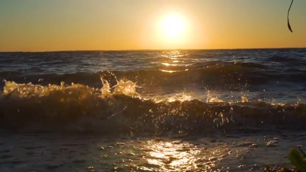 日落时的海浪。慢动作视频下载