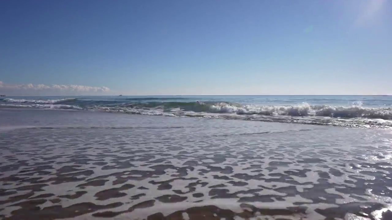 沙滩和晴朗的天空背景视频素材