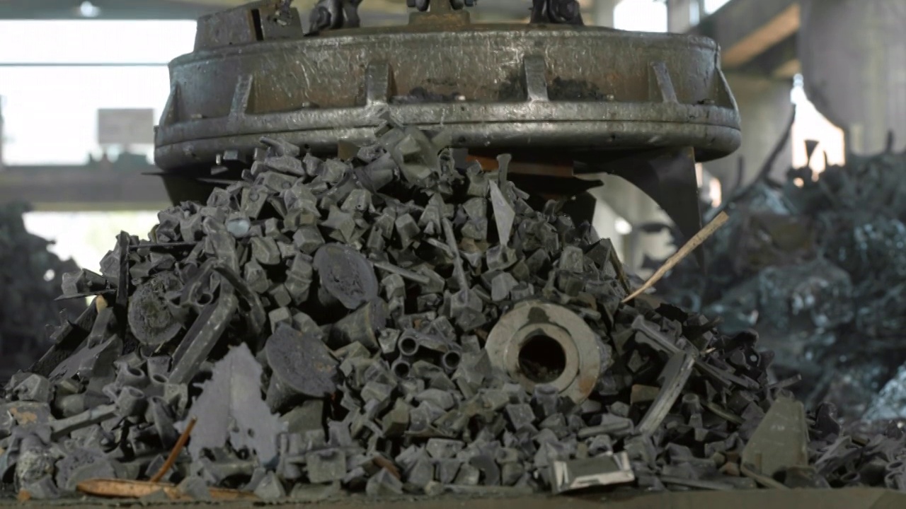 废金属磁铁在回收设施中回收金属视频下载