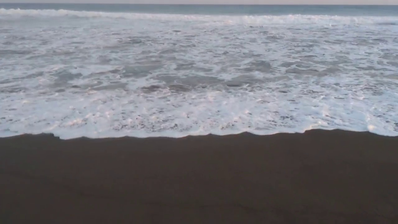 海滩上的波视频素材