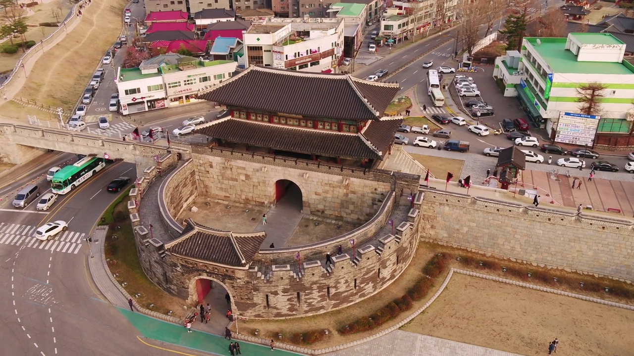 位于京畿水原市八达区市中心的华城炮台长安门的风景视频下载