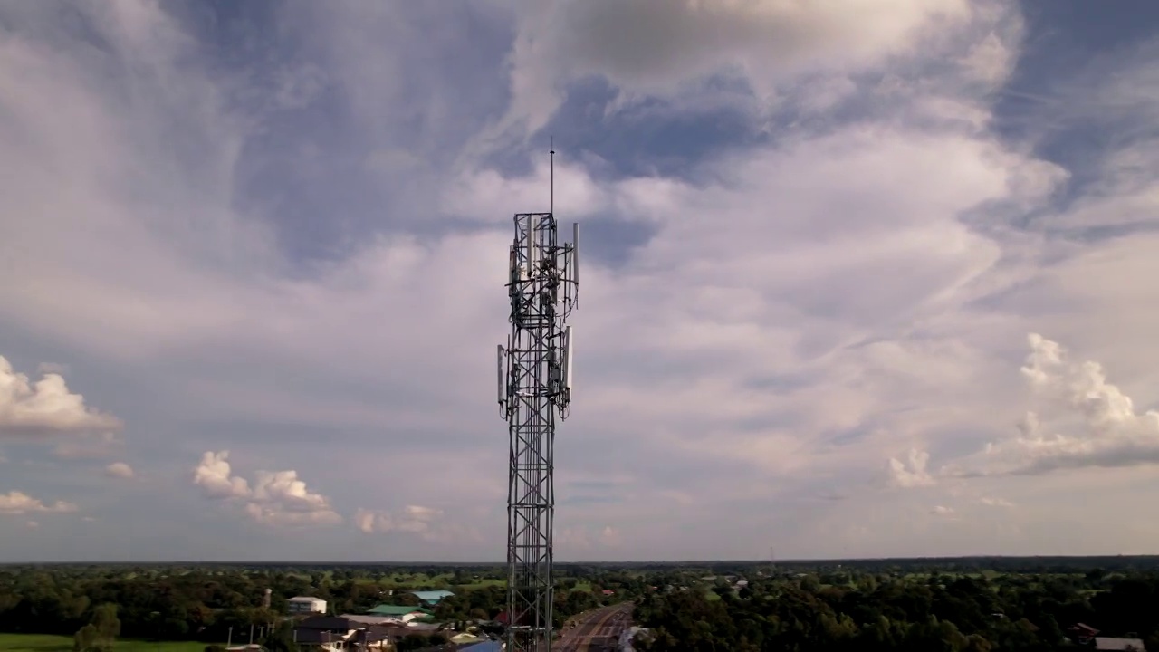 无人机鸟瞰图，农村社区的通讯塔。视频素材