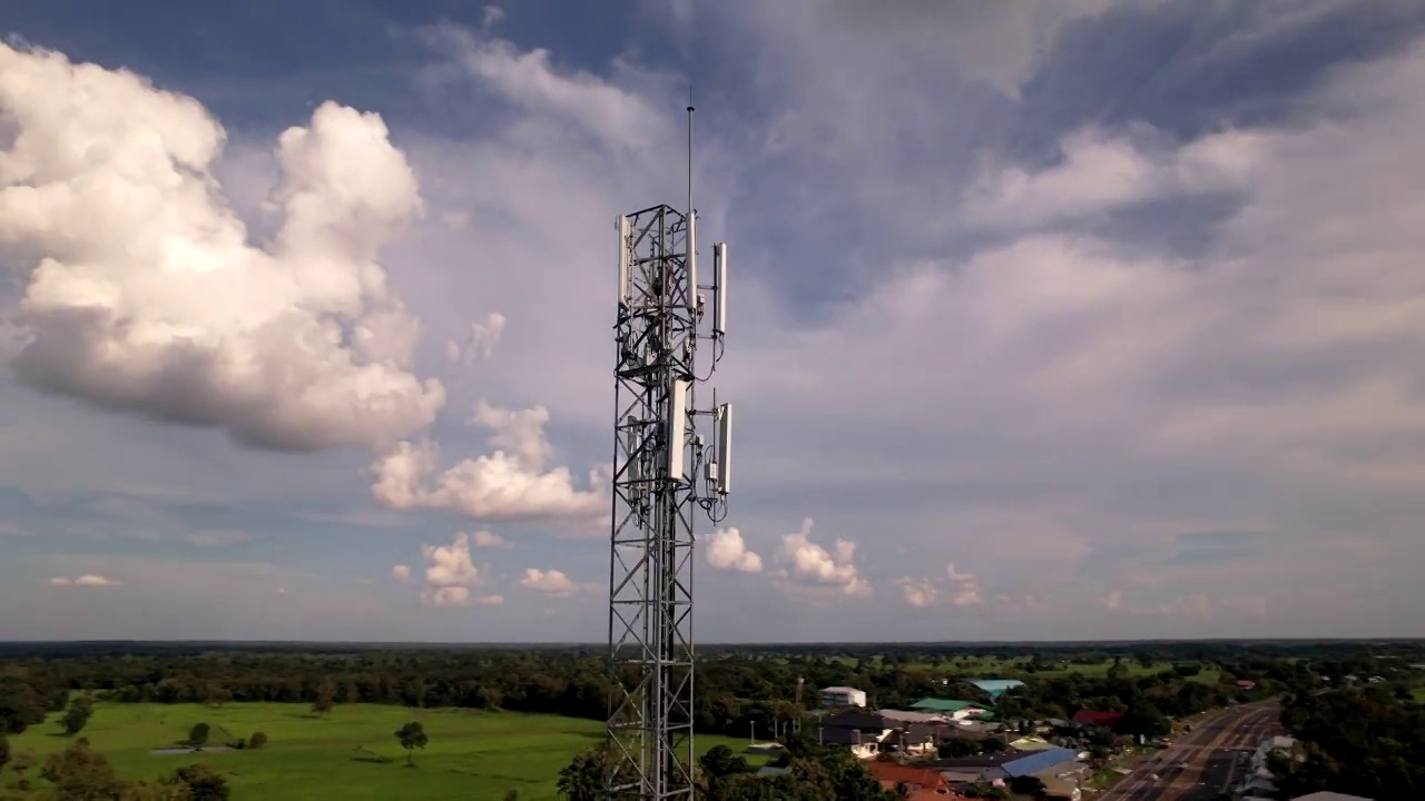 无人机鸟瞰图，农村社区的通讯塔。视频素材