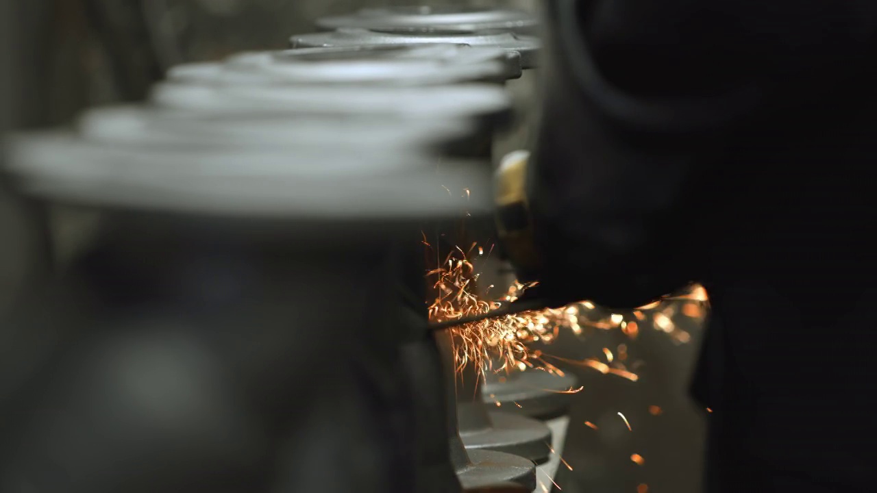 在铸造厂用角磨机修整金属铸件视频素材