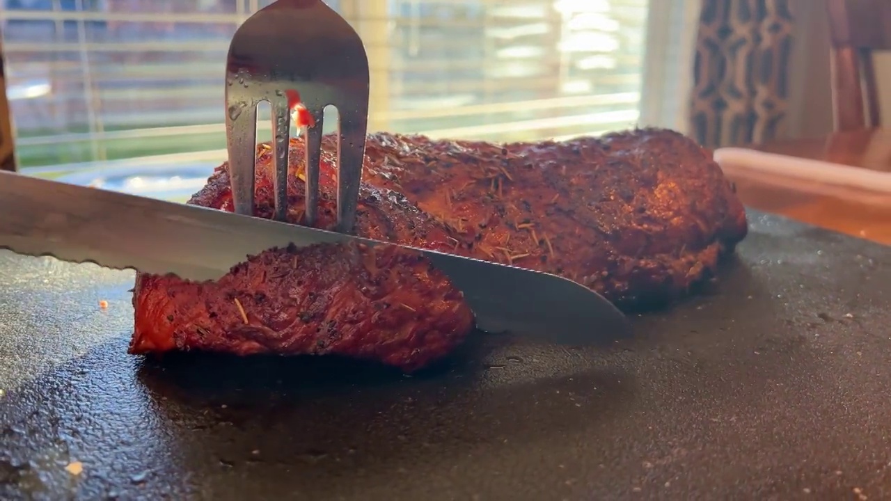 用切肉刀和叉在砧板上切出调味好的火鸡胸肉视频素材