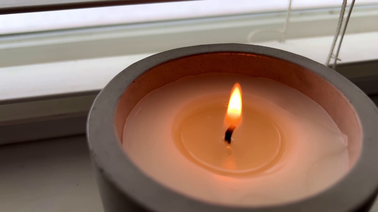 在窗台上，石膏罐里燃着的蜡烛视频下载