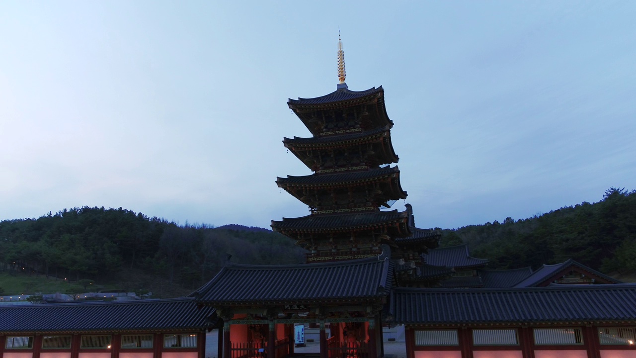 韩国忠南扶余郡百济文化土地夕阳的正面视频下载