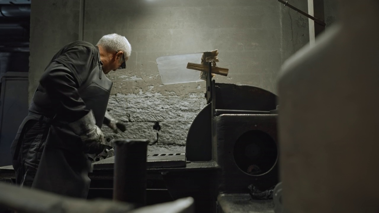 在铸造厂给金属铸件上漆的工人视频素材