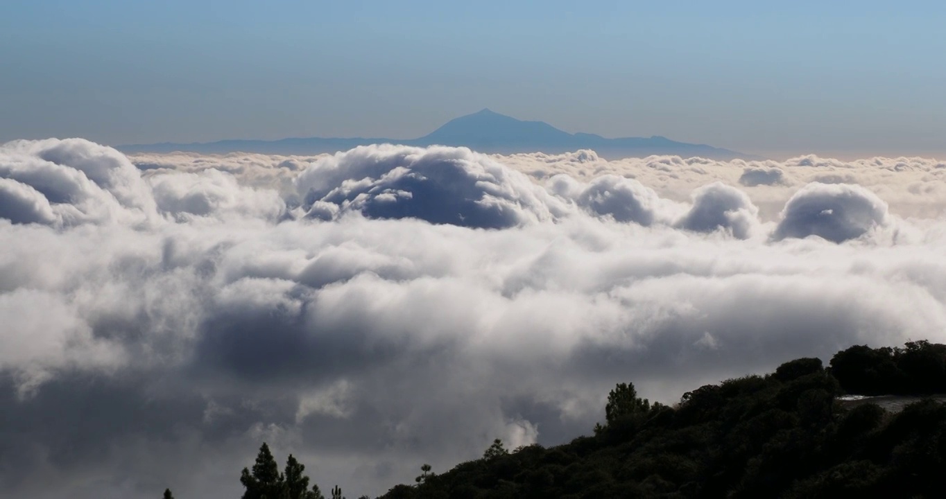 拉帕尔马岛上空的云海，背景是特内里费岛和泰德山。视频下载