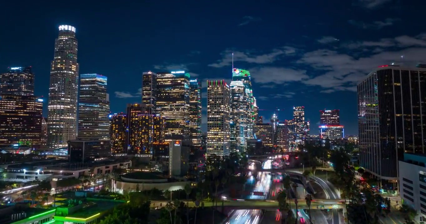 洛杉矶市区高速公路上的空中超高速飞行视频素材