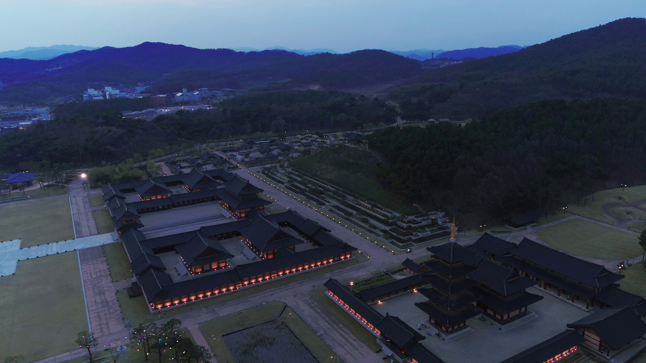 韩国忠南扶余郡百济文化土地夕阳的正面视频下载