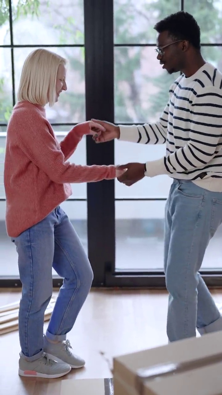 一对深情的年轻夫妇在他们的新家跳舞视频下载