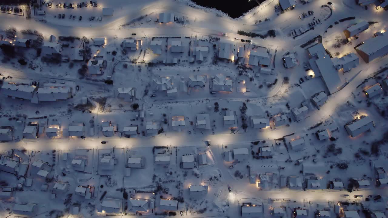 挪威雪景Skjervoy镇的鸟瞰图视频下载