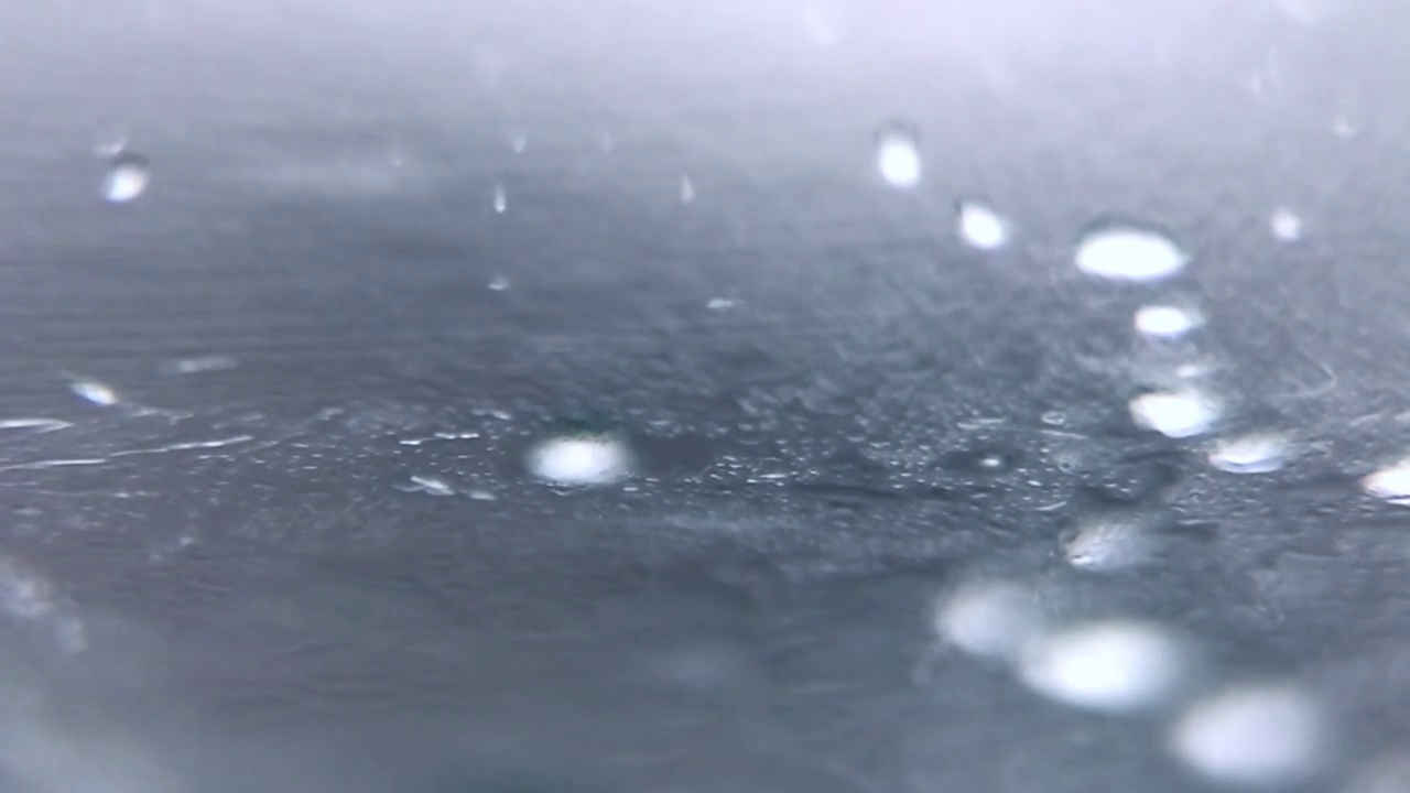雨滴被另一滴水吞没的特写视频下载