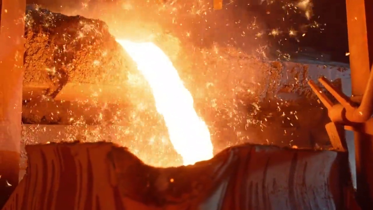 铸造厂将钢水从钢包中浇注出来视频素材