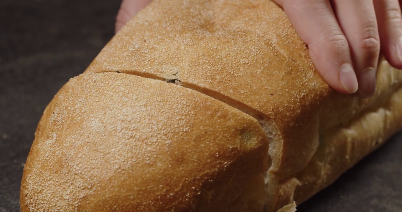 新鲜松饼酥皮，切片面包。视频素材