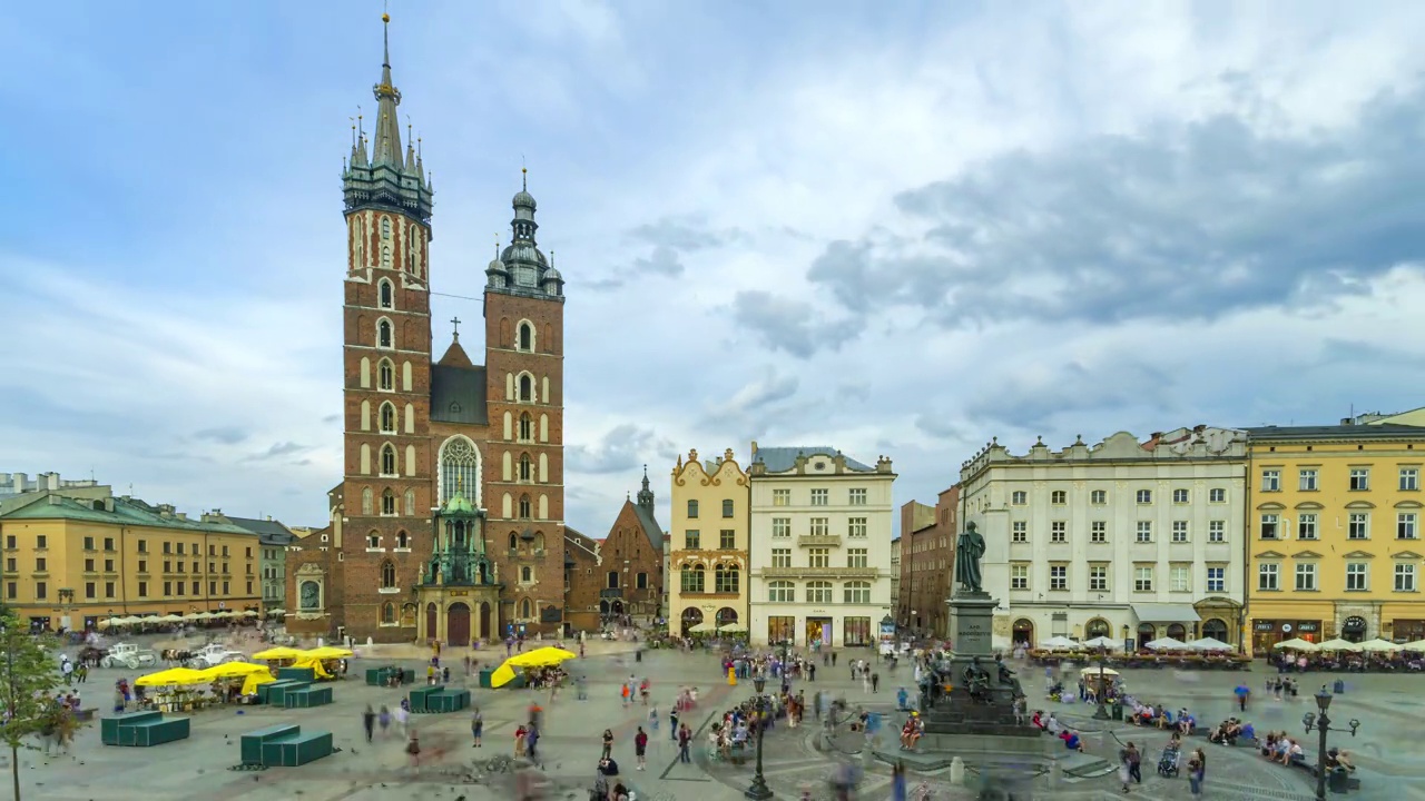 市场广场和圣玛丽大教堂。波兰克拉科夫古城- 4K延时拍摄视频下载