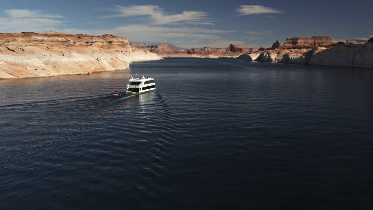 美国犹他州，峡谷湖/格伦峡谷上的游艇视频下载