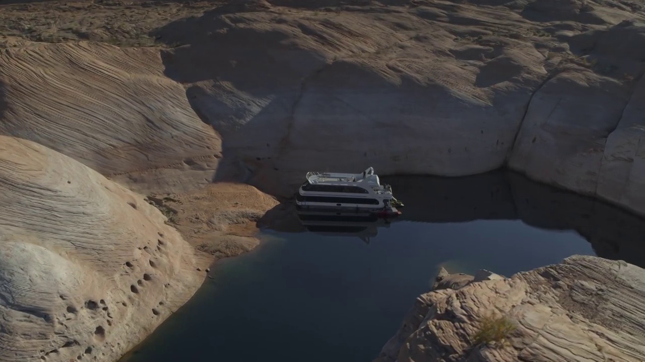 在峡谷湖/格伦峡谷，美国犹他州，海岸附近的游艇高架角度视图视频下载